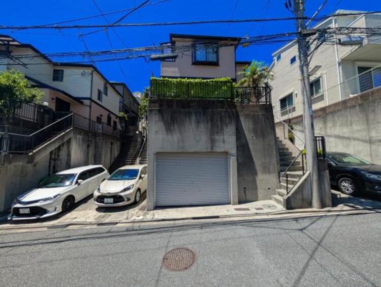 外観 ここから始まる「日常」はご家族にとってかけがえのない時間となります。少しでも豊かに、快適に。そんな想いから本邸宅は生まれました。周辺には利便性の高い施設や緑にあふれ、永住の地に相応しい環境です。