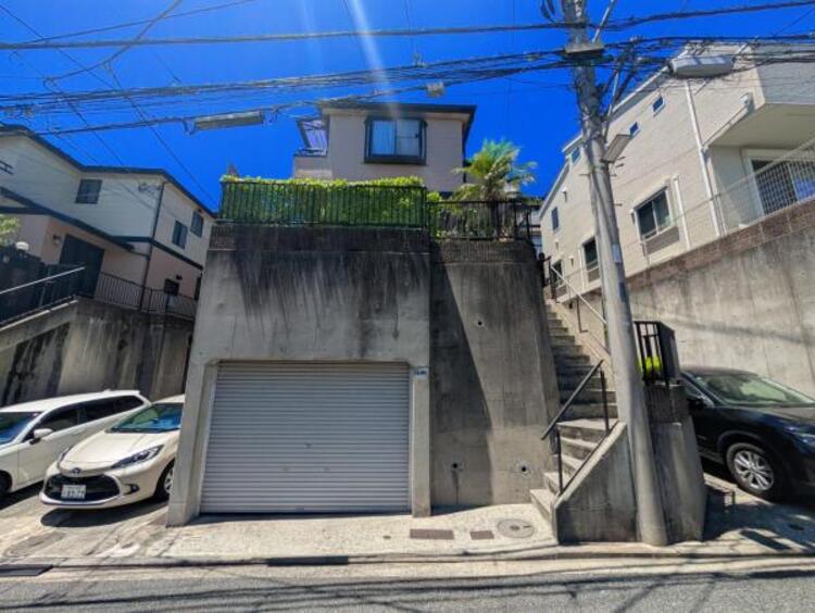 外観 ここから始まる「日常」はご家族にとってかけがえのない時間となります。少しでも豊かに、快適に。そんな想いから本邸宅は生まれました。周辺には利便性の高い施設や緑にあふれ、永住の地に相応しい環境です。