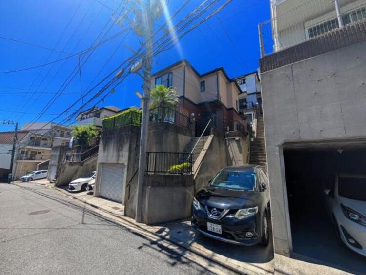 外観 ここから始まる「日常」はご家族にとってかけがえのない時間となります。少しでも豊かに、快適に。そんな想いから本邸宅は生まれました。周辺には利便性の高い施設や緑にあふれ、永住の地に相応しい環境です。