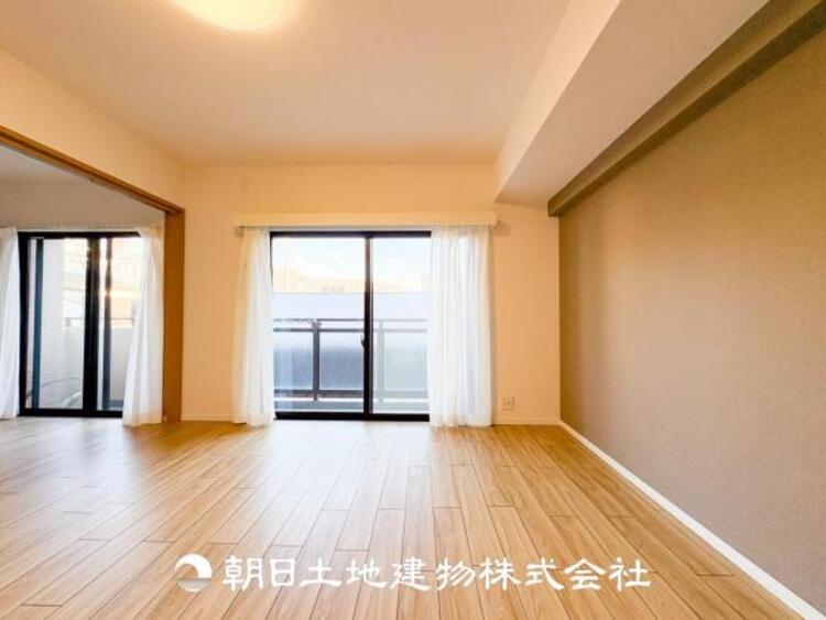 居間 リビングには潤沢な太陽が降り注ぎ、爽やかな住空間を演出しました。