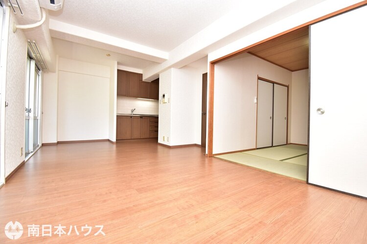 居間 【リビング】12.8帖のリビングです！令和7年5月にクロス交換してあります♪