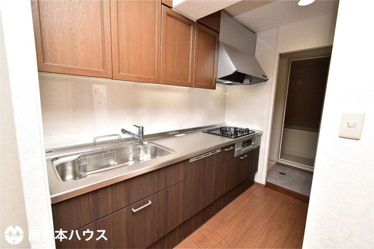 キッチン 【キッチン】吊戸棚付きの収納豊富なシステムキッチンです！令和7年10月に新調済み！