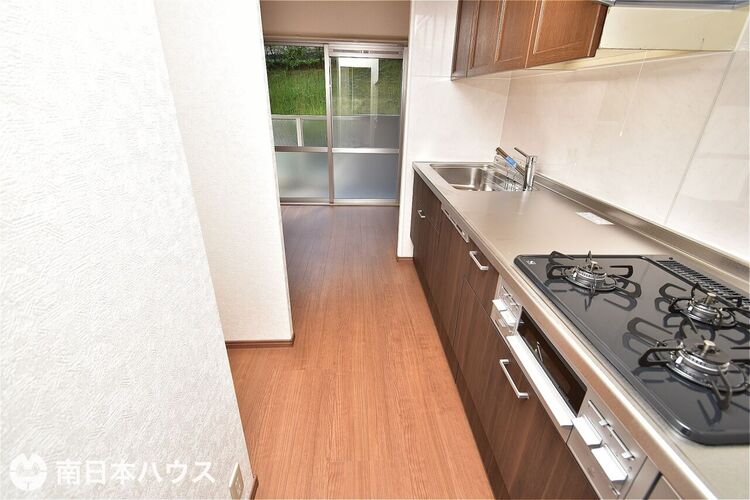 キッチン 【キッチン】キッチンから洗面所へと回遊できる家事動線のよい間取りです♪