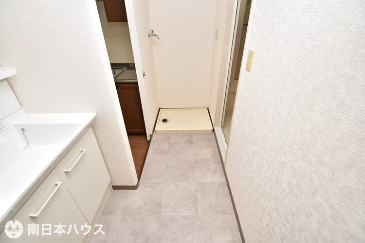 その他 【洗面所】キッチン、廊下から出入り可能な洗面所です♪