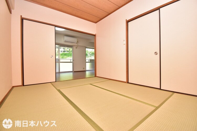 内装 【和室】6帖の和室です！リビング、廊下からの出入り可能です♪