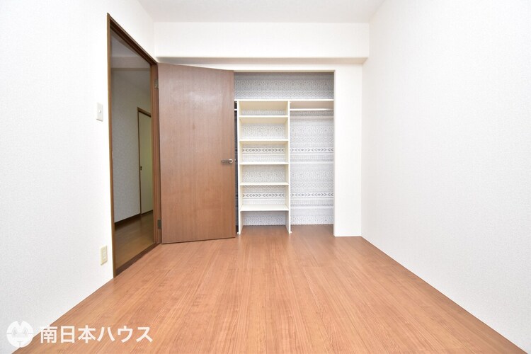 内装 【洋室】5帖の洋室です！収納スペースがあります♪