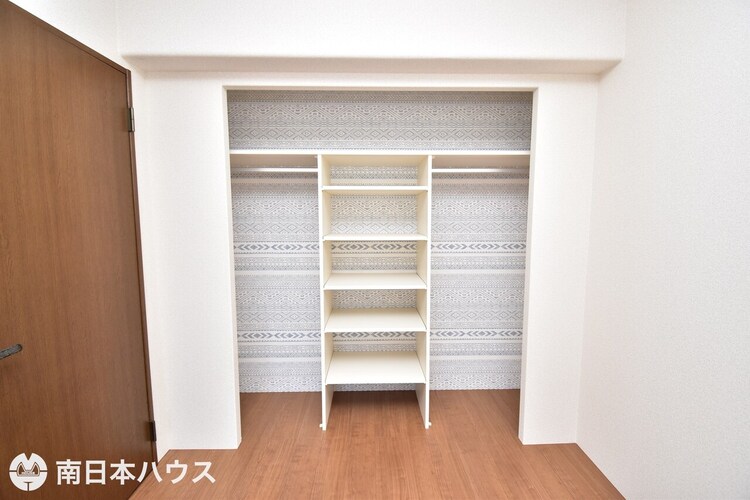 その他 【洋室収納】5帖の洋室収納です！収納棚付きで使い勝手良好です♪