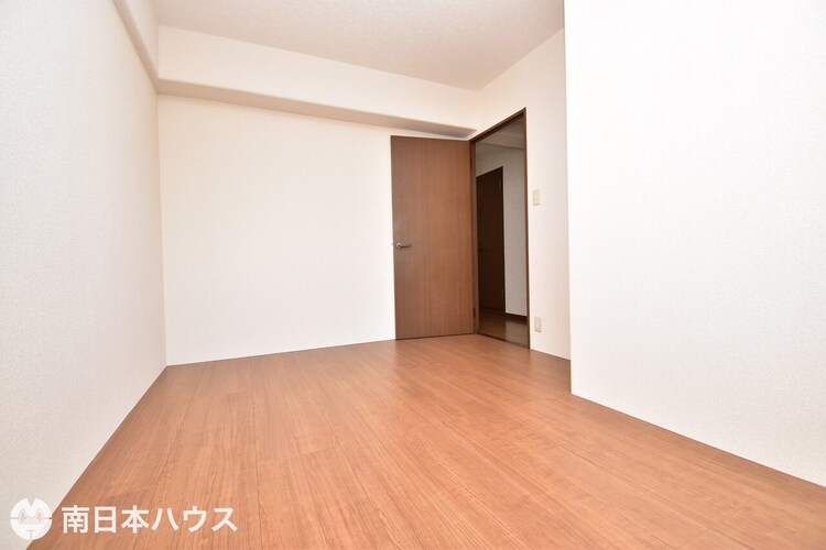 内装 【洋室】6帖の洋室です！扉の奥には収納スペースがあります♪