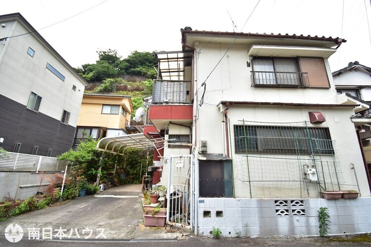 外観 東向き道路【敷地面積104.56m2(31.62坪)】駐車2台分！室内のご見学が可能です♪