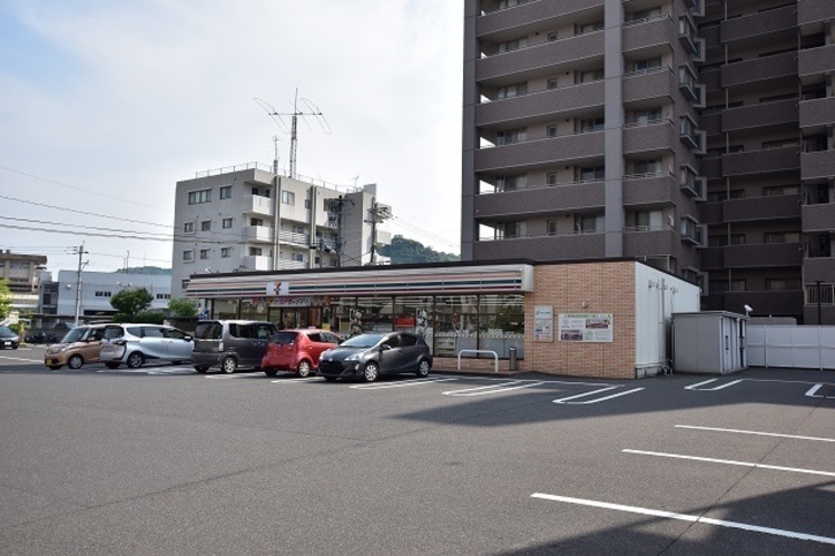 周辺 セブンイレブン城西3丁目店【セブンイレブン城西3丁目店】鹿児島市城西3丁目にあるコンビニです。設備　ATM、マルチコピー機、お会計セルフレジ、店舗留置サービス、セブンミ… 徒歩 約12分（約910m）