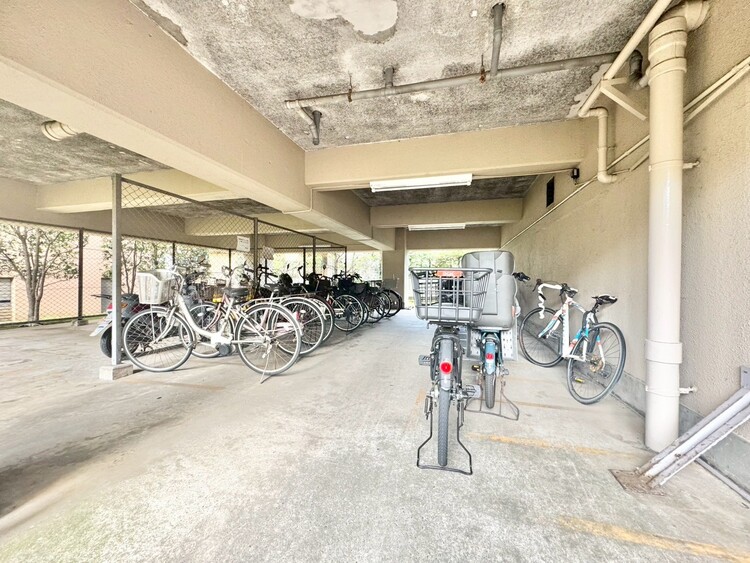設備 きちんと整備された駐輪場。住む方の心遣いが感じられます。