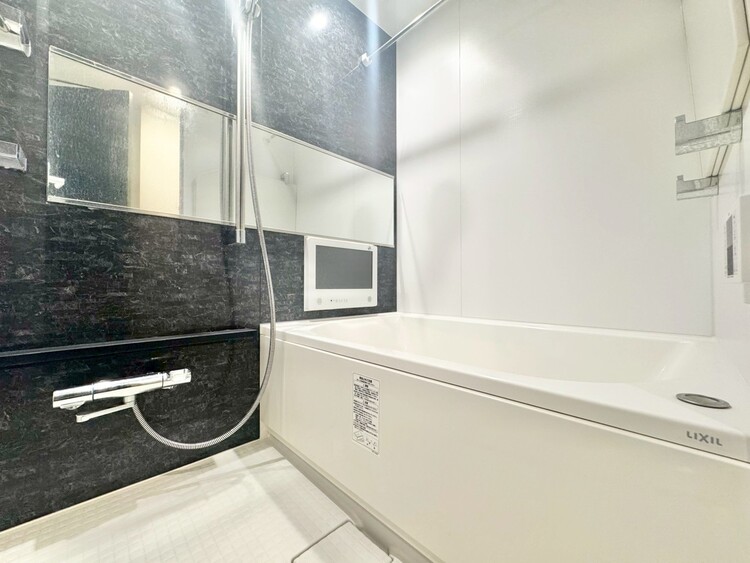 風呂 一日の疲れを癒すバスルームは、心地よいリラックスを叶える清潔感溢れる空間です。