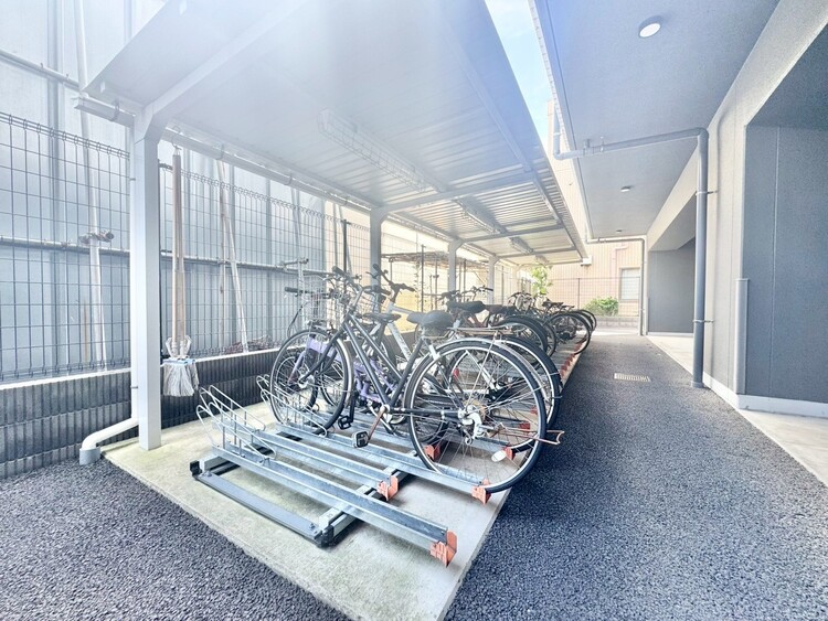 設備 きちんと整備された駐輪場。住む方の心遣いが感じられます。
