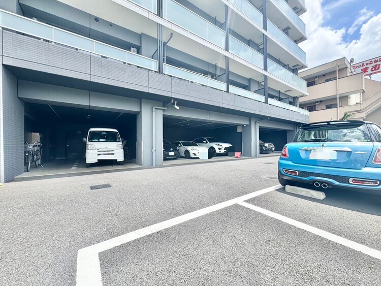 駐車場 本物件の駐車スペースです。車種制限のある場合もございますので、お気軽にお問い合わせくださいませ。