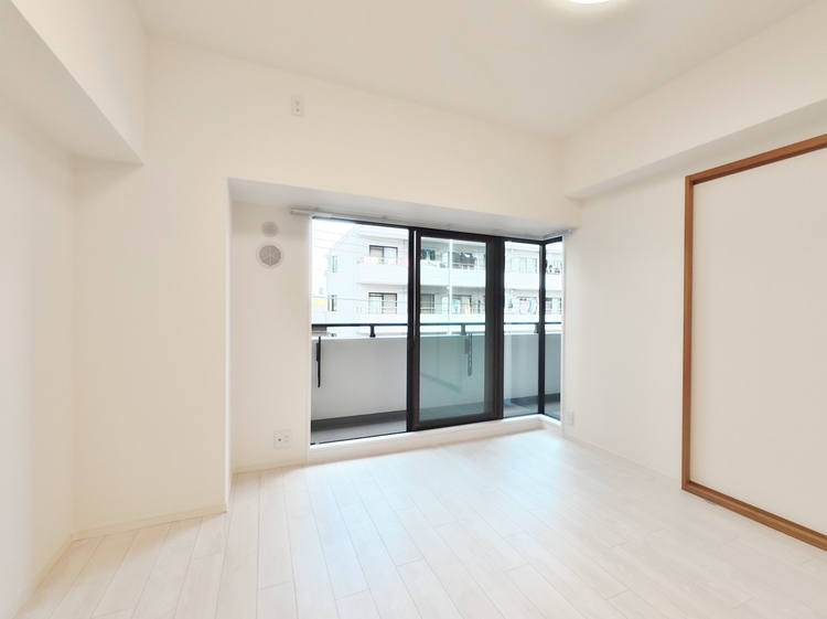 居間 居心地の良い空気感は、暮らしのステージを彩り、心からのやすらぎと満足感を与えてくれます。