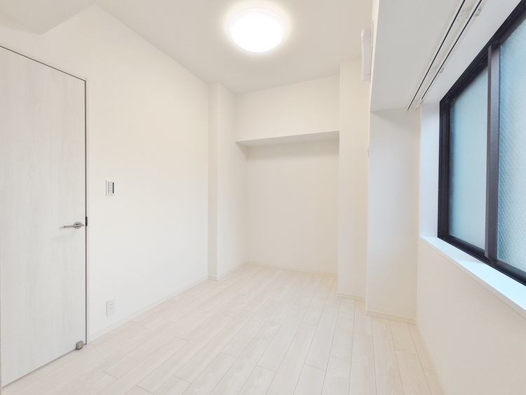 寝室 ベッドも十分に設置するスペースがあります。