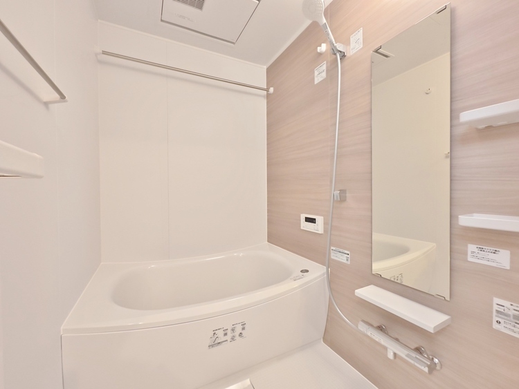 風呂 一日の疲れを癒すバスルームは、心地よいリラックスを叶える清潔感溢れる空間です。