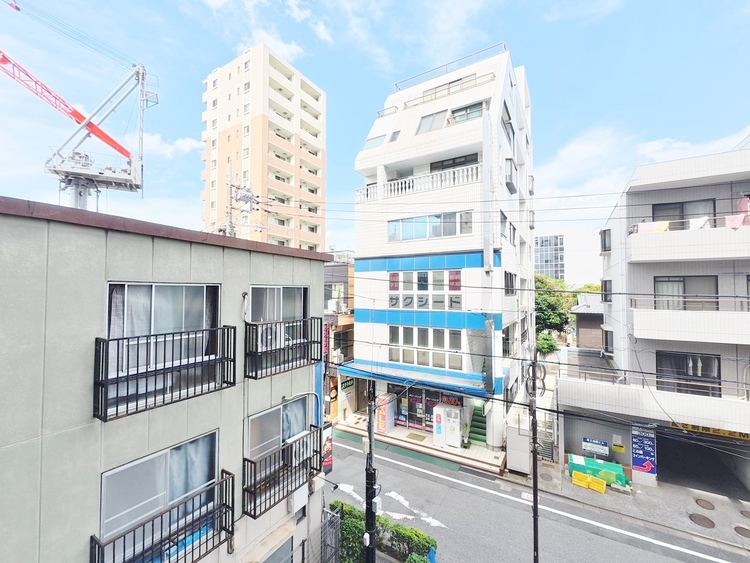 バルコニー 窓を開けると広がる青空。心をリフレッシュして日々を過ごしていきましょう。