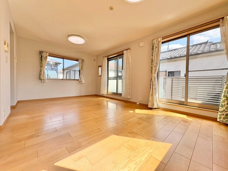 居間 忙しく過ぎゆく日常を置き去るほど、ゆったりした時間が流れるリビング。