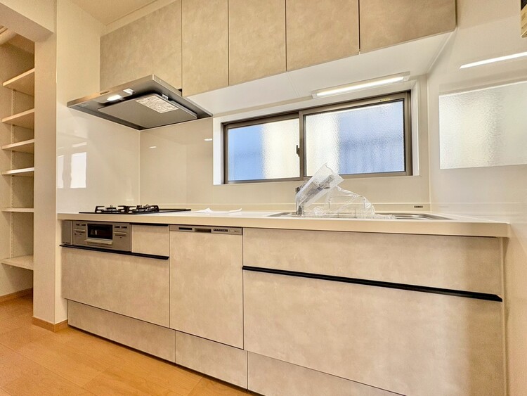 キッチン スマートな意匠と充実の機能を備えたキッチンが、暮らしにおいしい彩りを添えます。