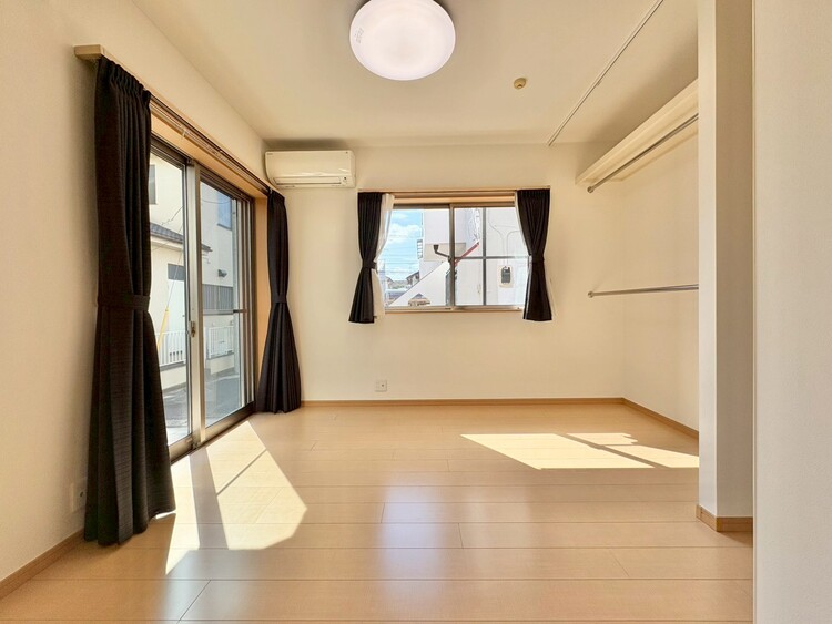 寝室 ベッドも十分に設置するスペースがあります。