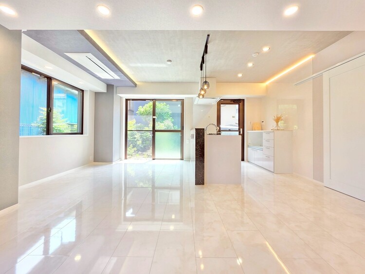 居間 忙しく過ぎゆく日常を置き去るほど、ゆったりした時間が流れるリビング。