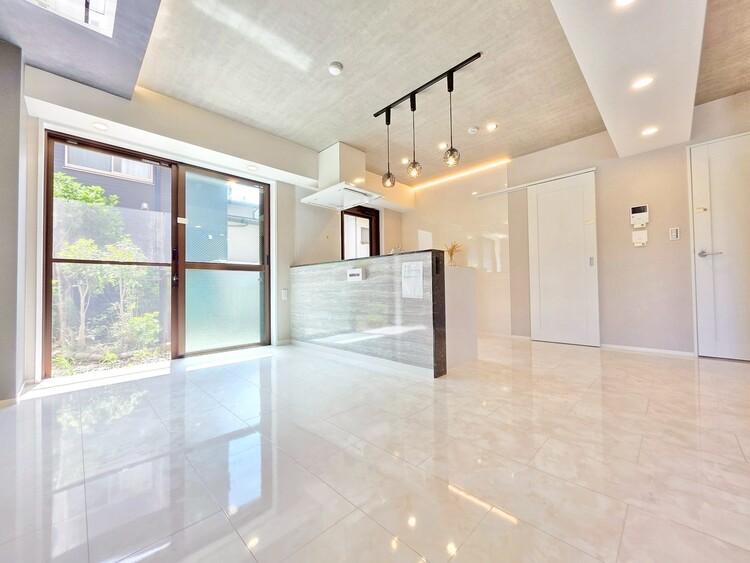 居間 居心地の良い空気感は、暮らしのステージを彩り、心からのやすらぎと満足感を与えてくれます。