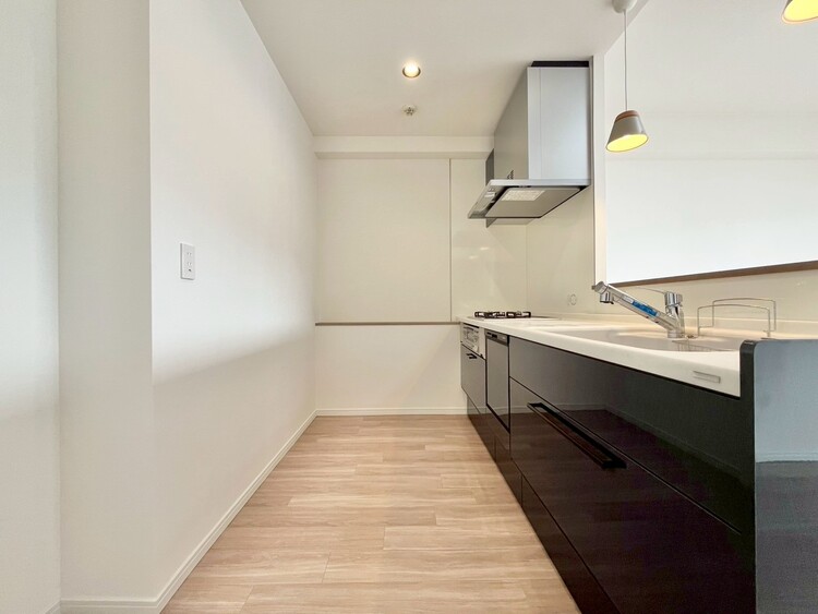 キッチン スマートな意匠と充実の機能を備えたキッチンが、暮らしにおいしい彩りを添えます。