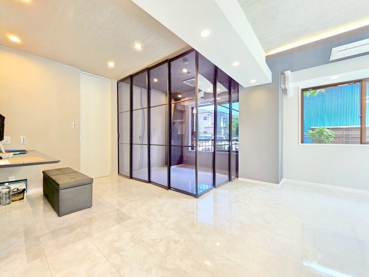 居間 飾り過ぎないシンプルな内装と偏り過ぎないデザインで統一しました。