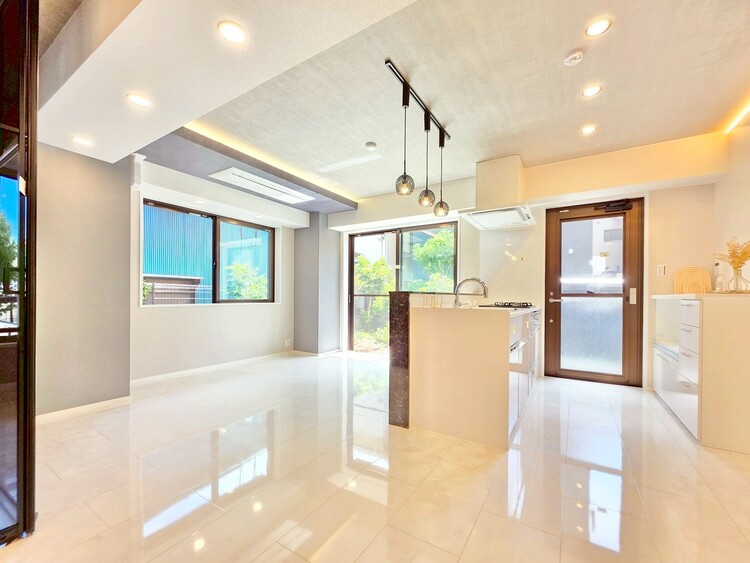 居間 快適に過ごす毎日を求めて、暮らしの中でご自身の「マイホーム」に創り上げてください。