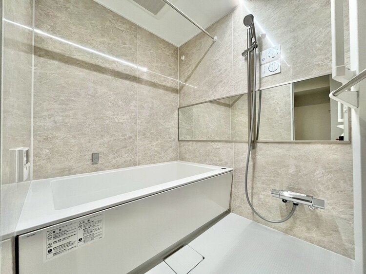 風呂 一日の疲れを癒すバスルームは、心地よいリラックスを叶える清潔感溢れる空間です。