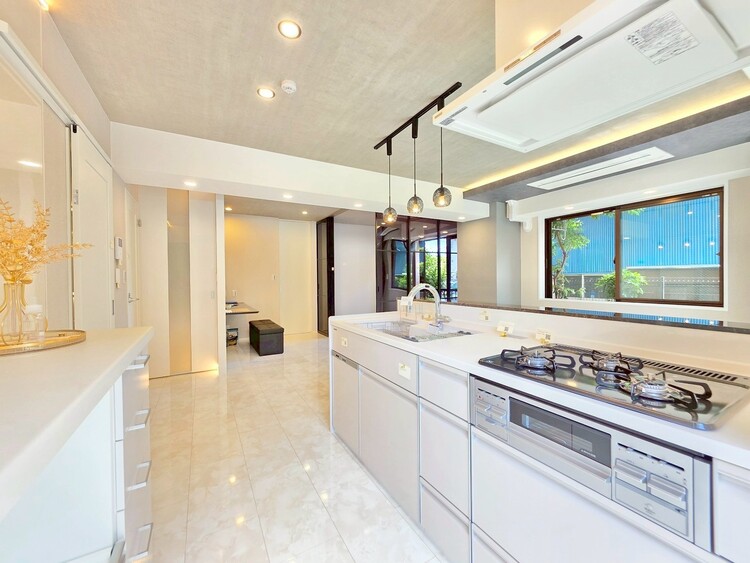 キッチン スマートな意匠と充実の機能を備えたキッチンが、暮らしにおいしい彩りを添えます。