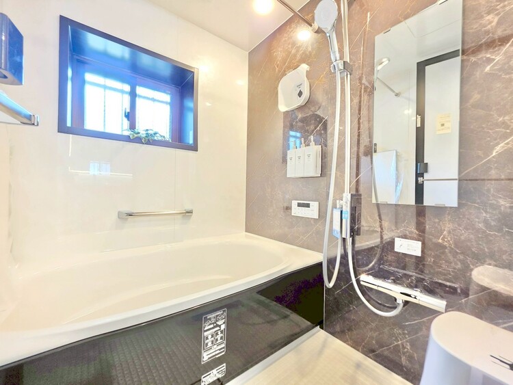 風呂 一日の疲れを癒すバスルームは、心地よいリラックスを叶える清潔感溢れる空間です。