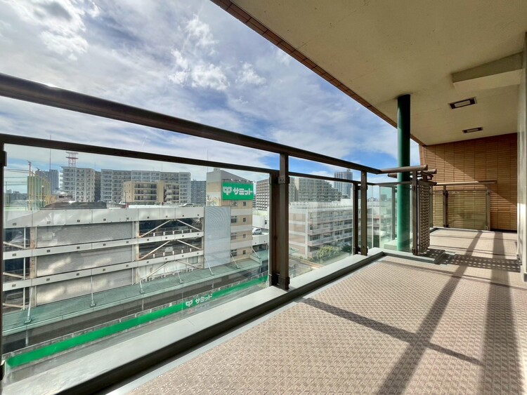 バルコニー 暮らしの中で、光と風を演出してくれるバルコニー。