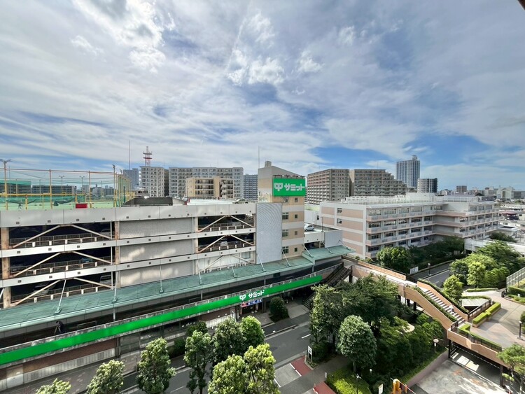 バルコニー 窓を開けると広がる青空。心をリフレッシュして日々を過ごしていきましょう。