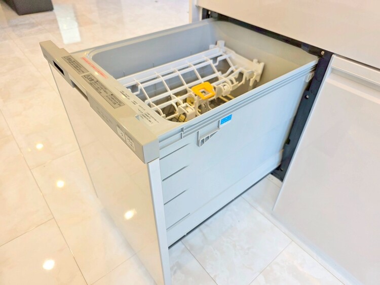 設備 家事の時短に役立つ食洗機。省スペースのビルトインタイプを採用致しました。