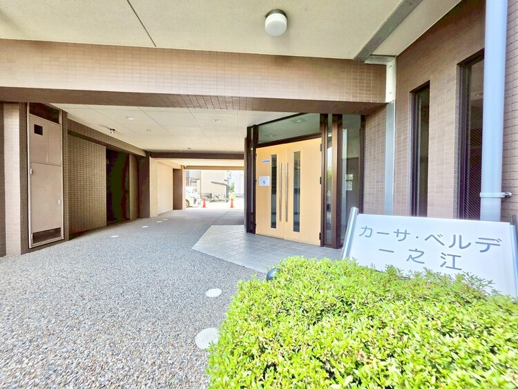 エントランス 外と内をつなぐエントランスは、まさに顔となる場所。