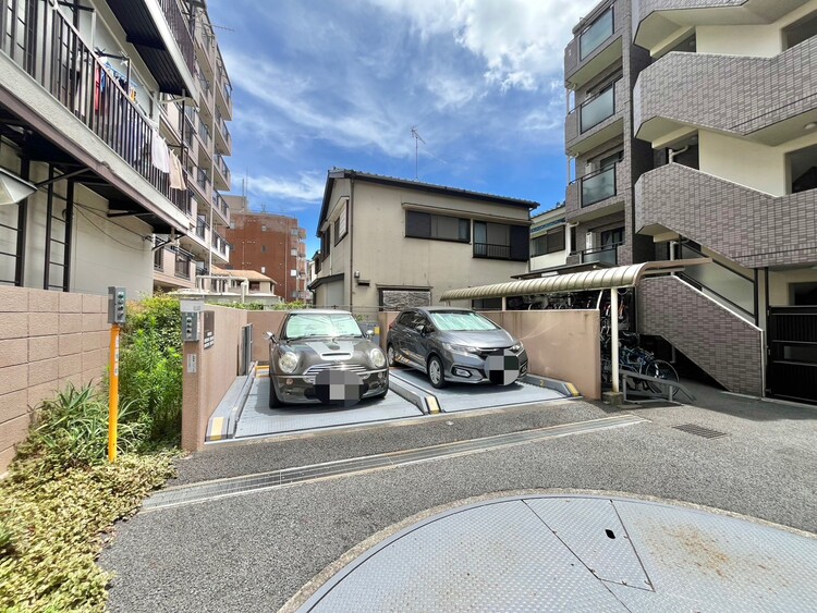 駐車場 本物件の駐車スペースです。車種制限のある場合もございますので、お気軽にお問い合わせくださいませ。