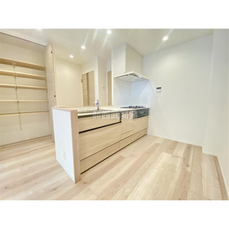 キッチン 空間の広がりを演出するオープン式キッチンです。視界を遮らないのでゆとりの空間が生まれます。