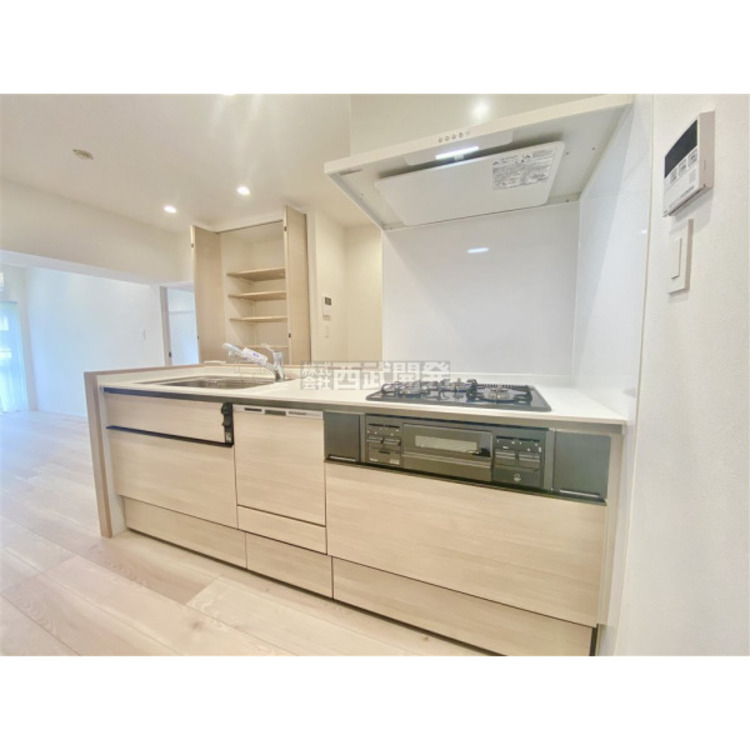 キッチン 食器洗浄機付です。あらいものは毎日のこと、あれば何かと便利な設備です。