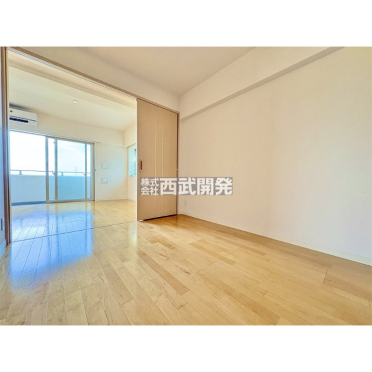 内装 リビングと洋室は、間仕切りを開閉することで多目的にお使いいただけます。お友達やご家族を呼んで広いスペースで使ったり、食事とくつろぎのスペースを分けてお使いいただけます。