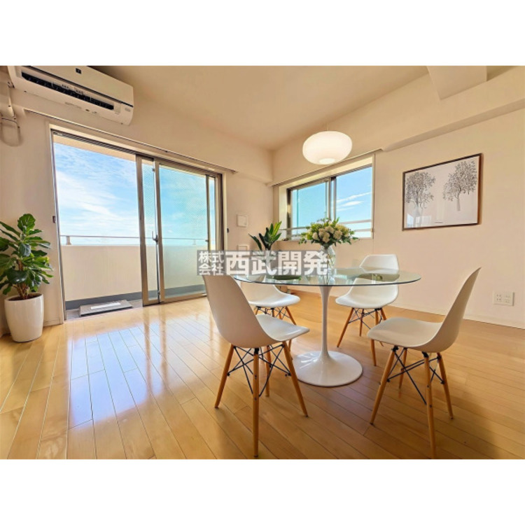 居間 配置してある家具や小物はCGによるイメージです。室内にあわせて家具をコーディネート。様々なアイテムをプラスし、ご自身だけのワンランク上の空間を演出してみてはいかがでしょうか。