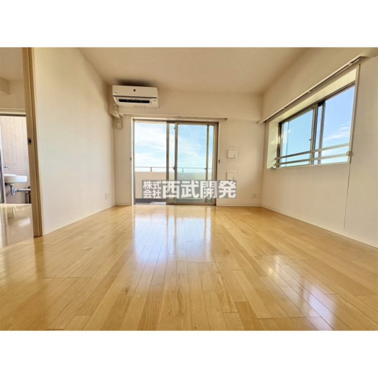 居間 家族の集うリビングに差込む陽射しは空間に新たな彩りを与えてくれます。採光良好なこの空間なら快適に過ごすことができますね。