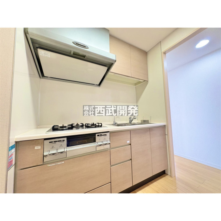 キッチン 使いやすさにこだわったスライド収納タイプキャビネット。フットスペース収納でたっぷり収納いただけます。