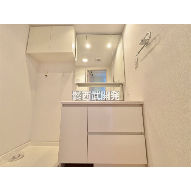 洗面 収納力に優れた三面鏡洗面化粧台は鏡の裏側に整髪剤や歯ブラシなどを収納できるのが嬉しいですね。隣には吊戸棚もあり収納力もなかなかのものです。