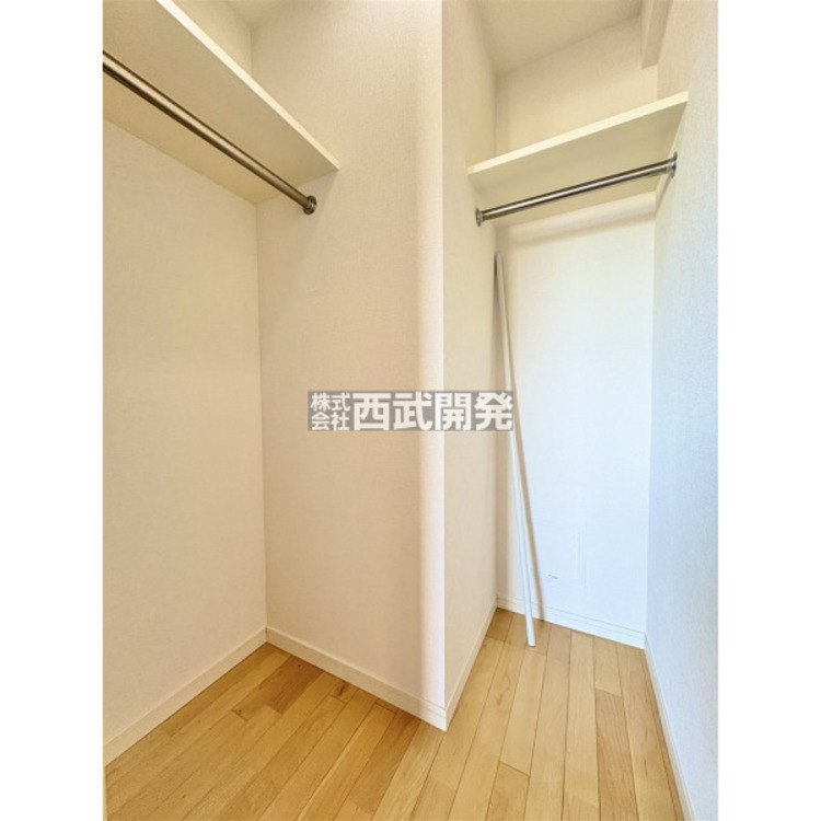 収納 季節ごとの衣類の入れ替え不要、頼もしいウォークインクローゼットです。収納が大きいとお部屋も広く使っていただけます。