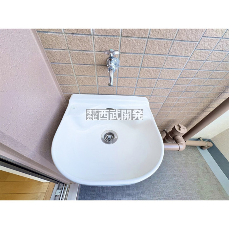 設備 バルコニーに水栓がついております。ペットのシャンプーなどもしやすいです。