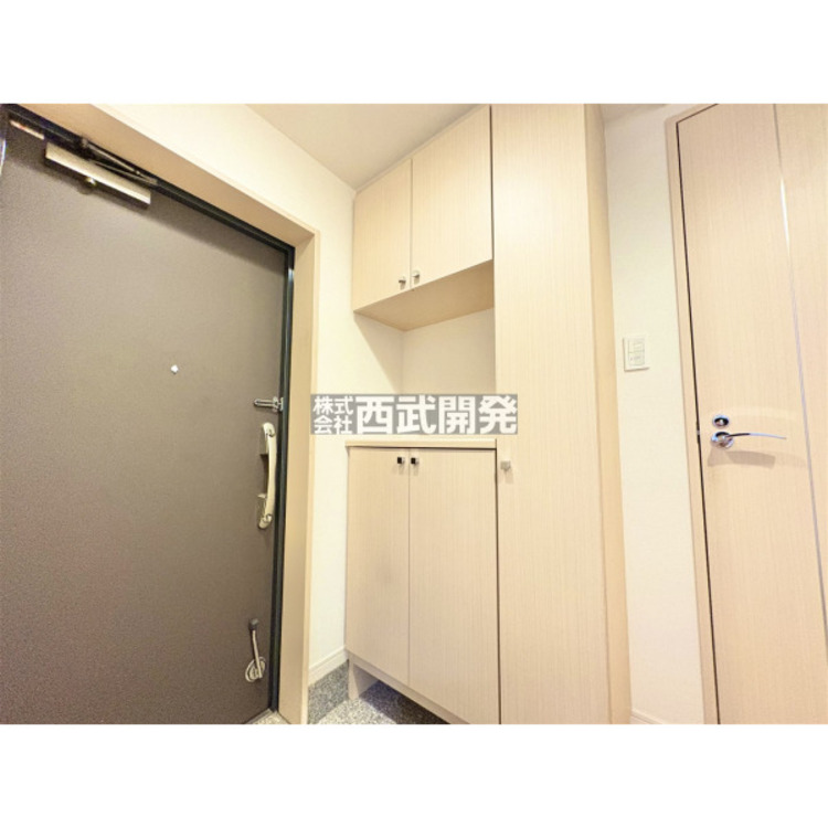 玄関 玄関収納付きだから、いつの間にか増えてしまいがちな靴も整理整頓がしやすくなっております。