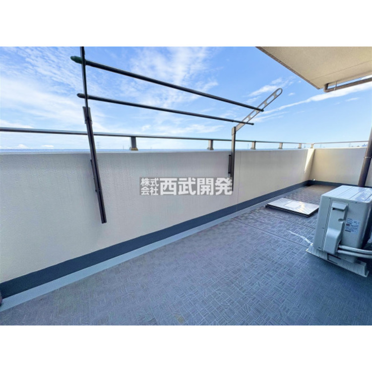 バルコニー 奥行のあるバルコニーです。奥行のある陽当たりの良いバルコニー。ご家族の洗濯物や布団がたっぷり干せます。