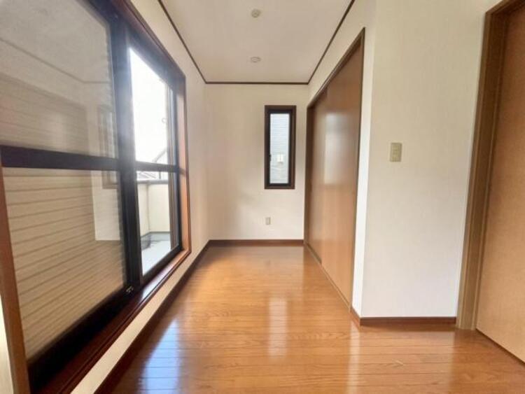 内装 住まう方自身でカスタマイズして頂けるように「シンプル」にデザインされた室内。自由度が高いので家具やレイアウトでお好みの空間を創り上げられます。